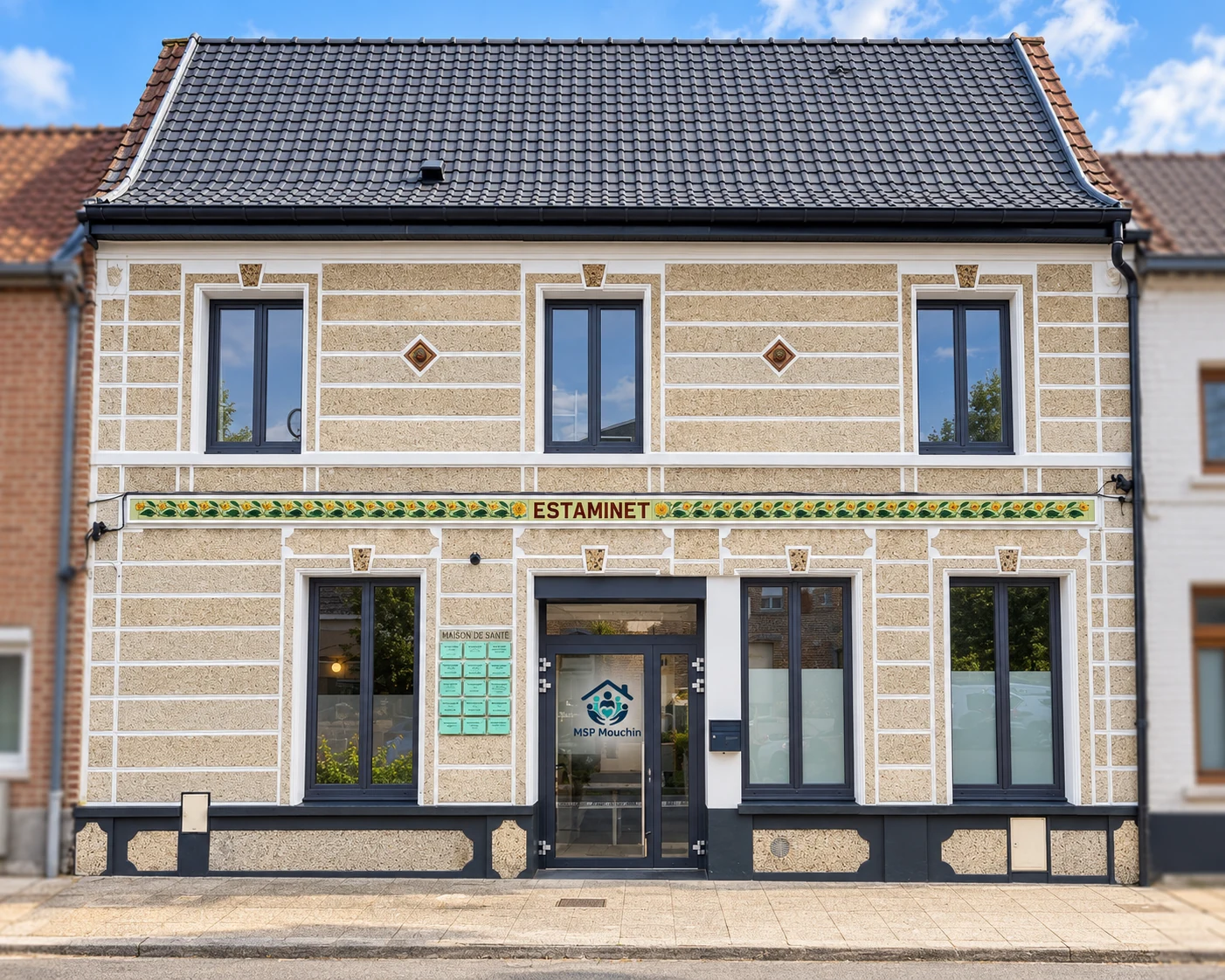 Façade de la Maison de santé de Mouchin, ancien Estaminet, avec le nouveau logo sur l’entrée